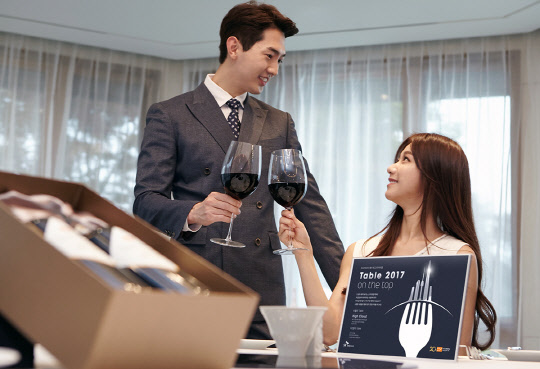 SK텔레콤은 내달 16, 17일 T멤버십 고객 초청 행사 '테이블 2017 온더탑'을 개최한다고 15일 밝혔다. 이 행사는 고객을 대상으로 특별한 미식(美食) 경험을 제공하는 T멤버십 대표 프로그램이다. 회사 모델이 '테이블 2017 온더탑' 행사를 알리고 있다.   SK텔레콤 제공